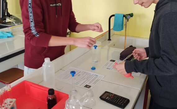 2 élèves font une expérience scientifique